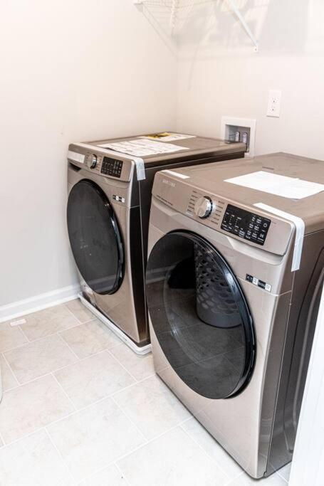 New Spacious 3 Bedroom Suite Garage Parking Free Wi-Fi Office Space And Patio View Duluth Esterno foto