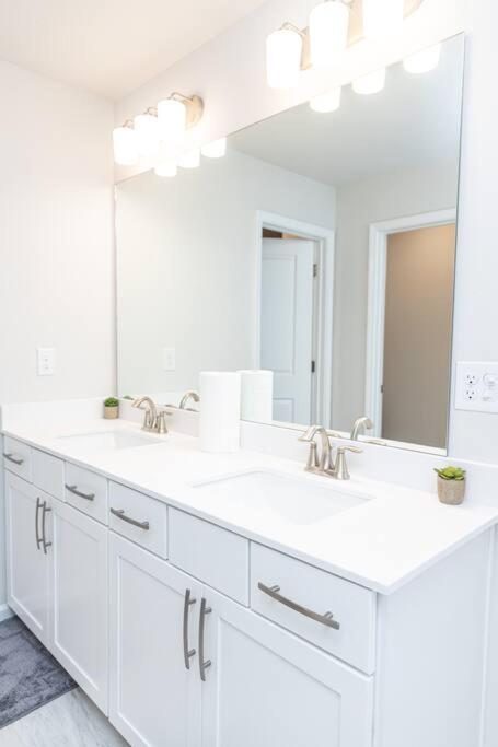 New Spacious 3 Bedroom Suite Garage Parking Free Wi-Fi Office Space And Patio View Duluth Esterno foto