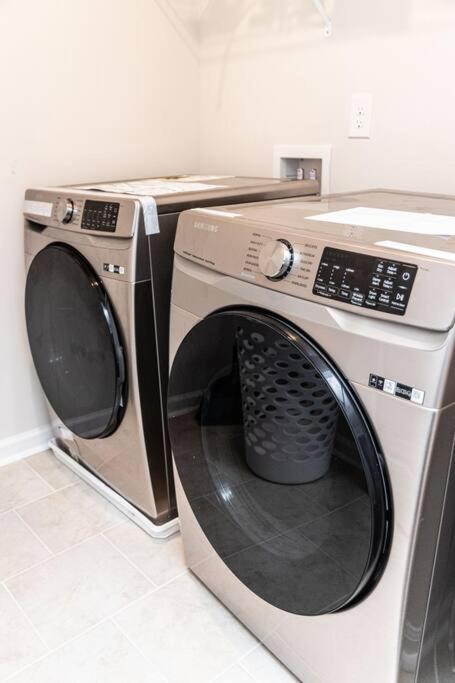 New Spacious 3 Bedroom Suite Garage Parking Free Wi-Fi Office Space And Patio View Duluth Esterno foto