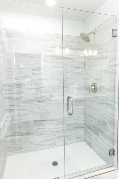 New Spacious 3 Bedroom Suite Garage Parking Free Wi-Fi Office Space And Patio View Duluth Esterno foto