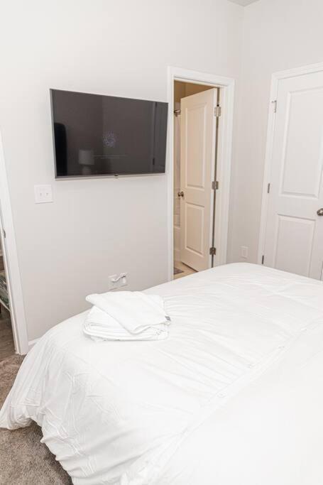 New Spacious 3 Bedroom Suite Garage Parking Free Wi-Fi Office Space And Patio View Duluth Esterno foto