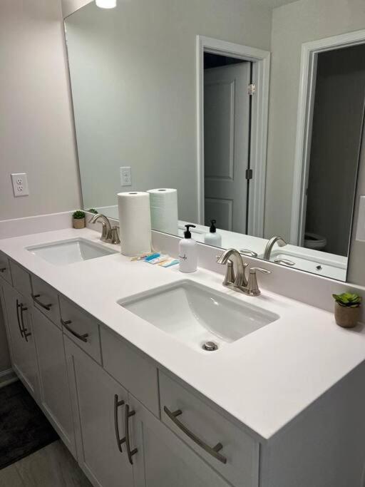 New Spacious 3 Bedroom Suite Garage Parking Free Wi-Fi Office Space And Patio View Duluth Esterno foto